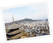 イメージ：三重の塔が映る街並み
