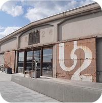 イメージ：U2と書かれた建物