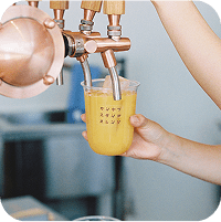 イメージ：サーバーから飲み物を注いでいる様子