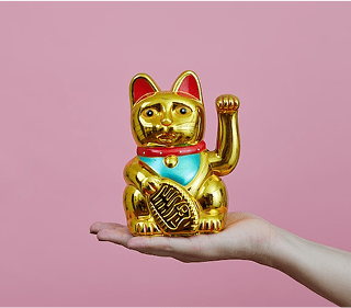 イメージ：招き猫が手の上にのっている様子
