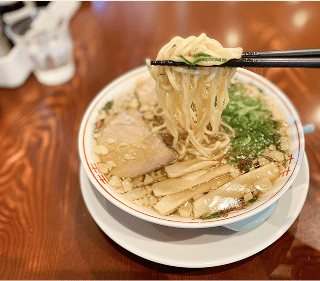 イメージ：尾道ラーメンの麺を箸であげている様子