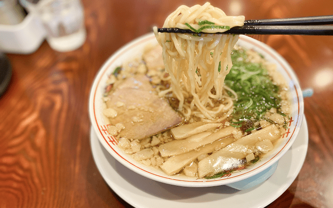 イメージ：尾道ラーメンの麺を箸であげている様子
